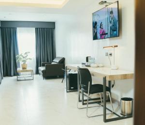 TV a/nebo společenská místnost v ubytování NS Royal Hotel