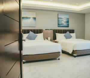 Postel nebo postele na pokoji v ubytování NS Royal Hotel