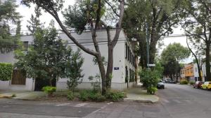 a white building on the side of a street at SúperAnfitrión Coyoacán King 1 in Mexico City