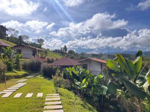 a view of a garden with at Villas Julieta in El Peñol