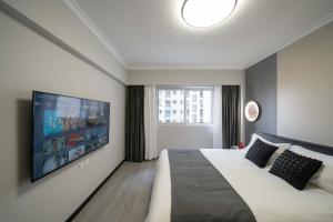 Postel nebo postele na pokoji v ubytování 上海柠檬汁民宿 Shanghai lemon juic B&B -Shanghai Lemon Deluxe Room外滩南京东路步行街