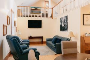 TV a/nebo společenská místnost v ubytování First Deadwood Cottages