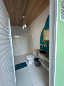a small bathroom with a toilet and a sink at Casa Para temporada - casa ARASĒ in Bonito