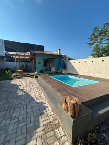 a house with a swimming pool in a yard at Casa Para temporada - casa ARASĒ in Bonito