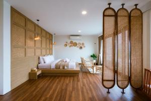 a bedroom with a bed and a desk in a room at เลอค่าดอยช้าง Le Quar Doi Chang Cafe Bistro Bed & Breakfast in Ban San Pu Loei