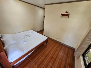 una camera da letto con un letto con lenzuola bianche e un tavolo di Nature Seaview a Saavedra