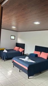 a room with two beds in a room at Villa JADE, La Fortuna Downtown Apartment in Fortuna