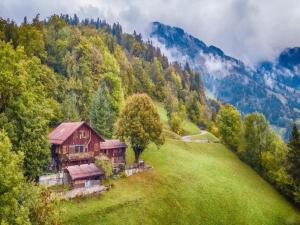 Fotografie z fotogalerie ubytování Chalet in Rossiniere near Glacier & Lake v destinaci Rossinière