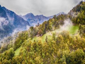 Fotografie z fotogalerie ubytování Chalet in Rossiniere near Glacier & Lake v destinaci Rossinière