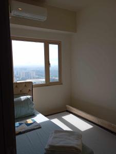 マニラにあるCondo next doorの窓のある空き部屋