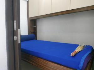 un lit superposé avec un lit bleu dans une chambre dans l'établissement Raja Apartemen Jarrdin Type 33, à Bandung