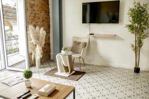 ein Wohnzimmer mit einem Stuhl und einem Tisch in der Unterkunft Apartamento en el corazón de Casco Viejo Panamá 14 in Panama-Stadt