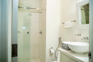 ein weißes Badezimmer mit Waschbecken und Dusche in der Unterkunft Apartamento en el corazón de Casco Viejo Panamá 14 in Panama-Stadt + 63 Fotos