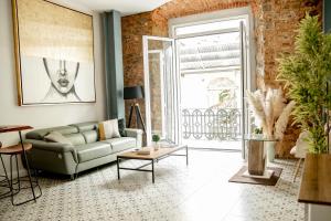 ein Wohnzimmer mit Sofa und Tisch in der Unterkunft Apartamento en el corazón de Casco Viejo Panamá 14 in Panama-Stadt