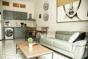 ein Wohnzimmer mit Sofa und Tisch in der Unterkunft Apartamento en el corazón de Casco Viejo Panamá 14 in Panama-Stadt
