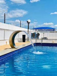 una fontana al centro di una piscina di Apartamento no Cond Vinhedos a Petrolina