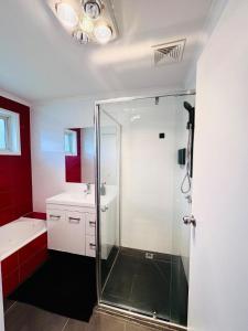 Vannituba majutusasutuses Modern Escape with Open Yard
