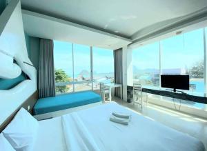 Postel nebo postele na pokoji v ubytování O-Bay Design Hotel Prachuap
