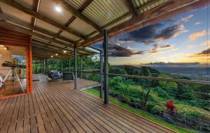Mountain Retreat with ocean views and fireplace陽台或露臺