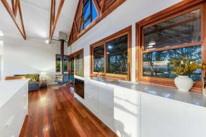 Wolvi的住宿－Mountain Retreat with ocean views and fireplace，相簿中的一張相片