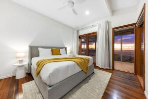 Mountain Retreat with ocean views and fireplace房間的床