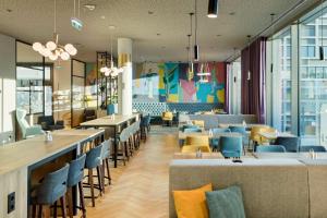 Ein Restaurant oder anderes Speiselokal in der Unterkunft Spark by Hilton Vienna Donaustadt 