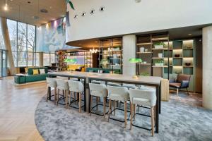 hol z dużym barem ze stołkami w obiekcie Spark by Hilton Vienna Messe Prater w Wiedniu