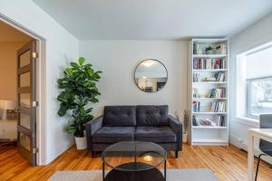 Ruang duduk di Gorgeous & Sunny Executive Suite #2, AC