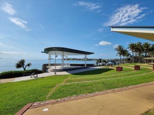 uitzicht op een park met de oceaan op de achtergrond bij Serenity Cottage Beach Escape in Yeppoon
