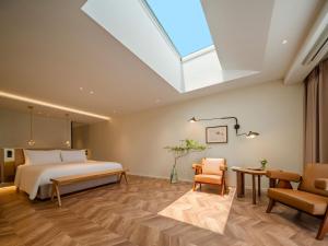 Postel nebo postele na pokoji v ubytování 汕头妈屿蓝MASULAND Sea View Hotel