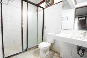 Koupelna v ubytování De'Qur Hotel Bandung