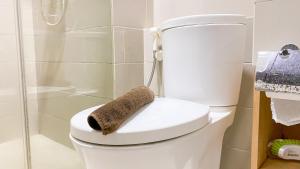 ein Bad mit einem WC und einem Handtuch in der Unterkunft Fancy and Nice 1BR at Citralake Suites Apartment By Travelio in Jakarta + 17 Fotos