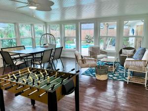 Χώρος καθιστικού στο Houston Luxe Private Retreat for 16 people with Heated Pool, Big Sunroom, Billiards
