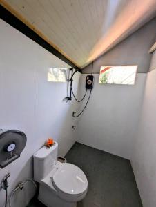 małą łazienkę z toaletą w pokoju w obiekcie Koh Jum Serenity Resort w mieście Koh Jum