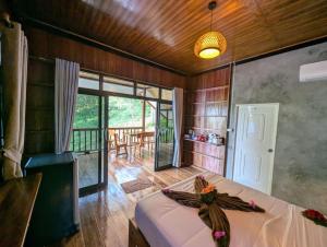 sypialnia z łóżkiem w pokoju w obiekcie Koh Jum Serenity Resort w mieście Koh Jum +16 zdjęć