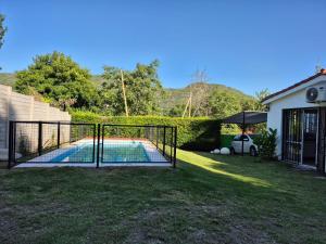 una piscina en un patio al lado de una casa en Don EDELMI 2, en Córdoba