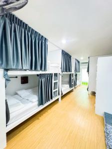 Giường trong phòng chung tại Diff Hostel