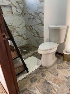 Vannituba majutusasutuses Cabaña Amanecer en Aurora Cabin & Glamping