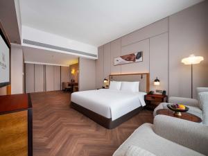 Postel nebo postele na pokoji v ubytování Grand Madison Kunshan Huaqiao + 9 fotografií