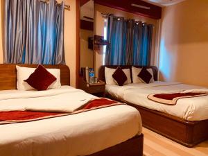 Postel nebo postele na pokoji v ubytování Shiva Shankar Hotel