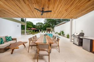 Χώρος καθιστικού στο Modern New Villa in Playa Potrero Close to Beach