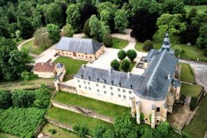 z góry widok na duży budynek z kościołem w obiekcie Petite maison charmante à Cons-la-Grandville avec terrasse et jardin w mieście Cons-la-Grandville