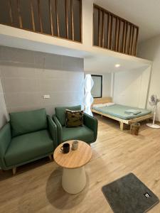un salon avec un canapé, une table et un lit dans l'établissement Nhà DK 2, à Hanoï