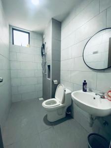 Koupelna v ubytování Desaru Utama Residence