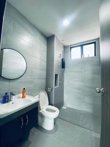 Koupelna v ubytování Desaru Utama Residence
