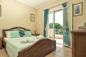 プラノスにあるElegant Villa in Planos + Private Pool.のベッドと大きな窓のある寝室