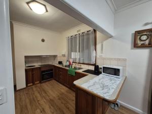 una cucina con un lavello e un piano di lavoro di Nice and comfy home in Geelong a Newtown and Chilwell