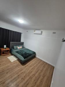 una camera da letto con un letto e un tavolo di Nice and comfy home in Geelong a Newtown and Chilwell