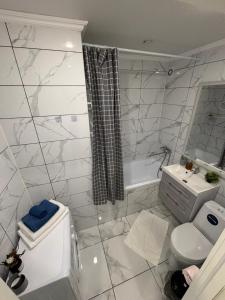 Bilik mandi di Apartamenty Yermekova LoftApart