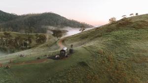 una vista aérea de un tren en una colina en Tiny Mowgli, en Bulliac